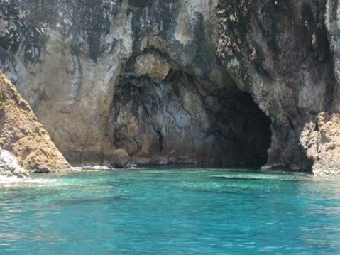 some caves to snorkel around